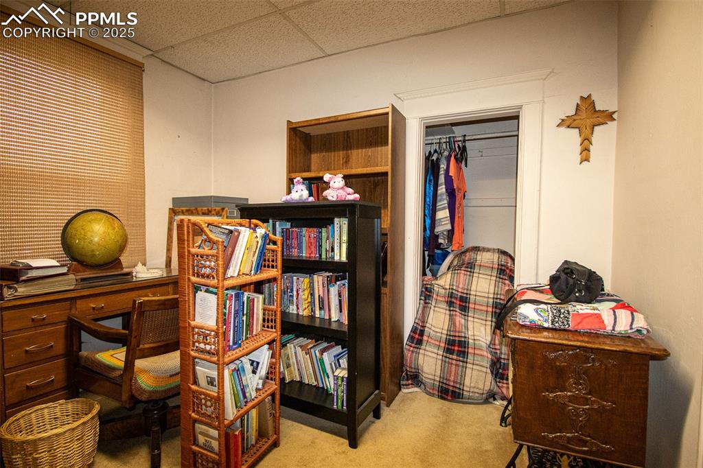 Image 21 of 27: Office