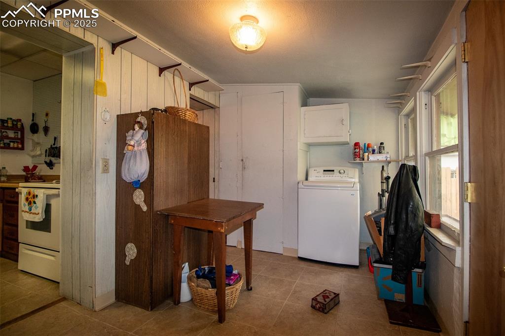 Image 22 of 27: Kitchen