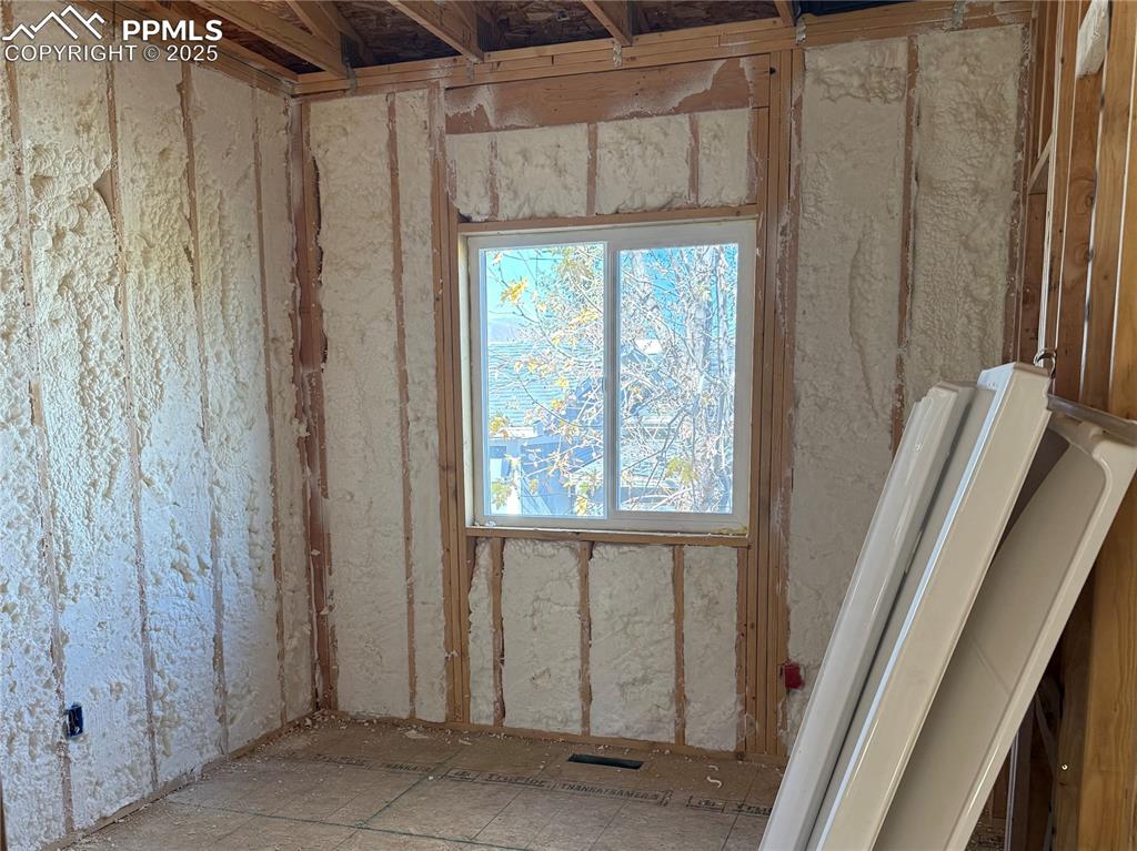 Image 18 of 23: Bedroom