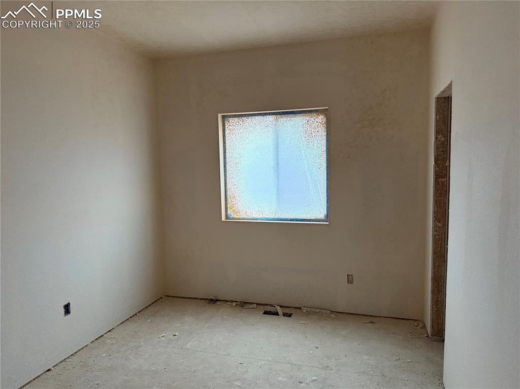 Image 19 of 23: Bedroom