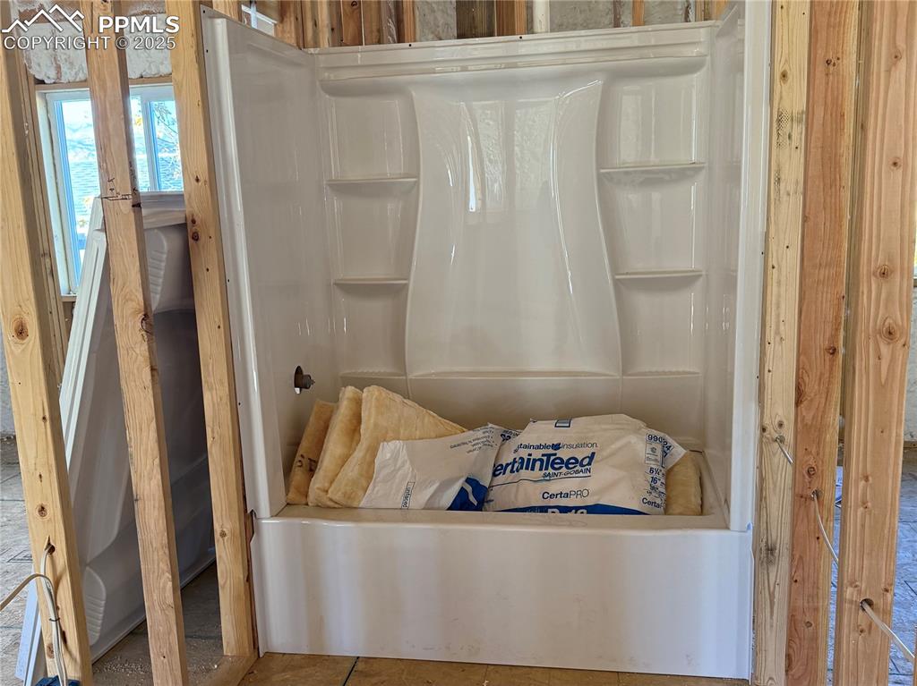 Image 20 of 23: Bathroom