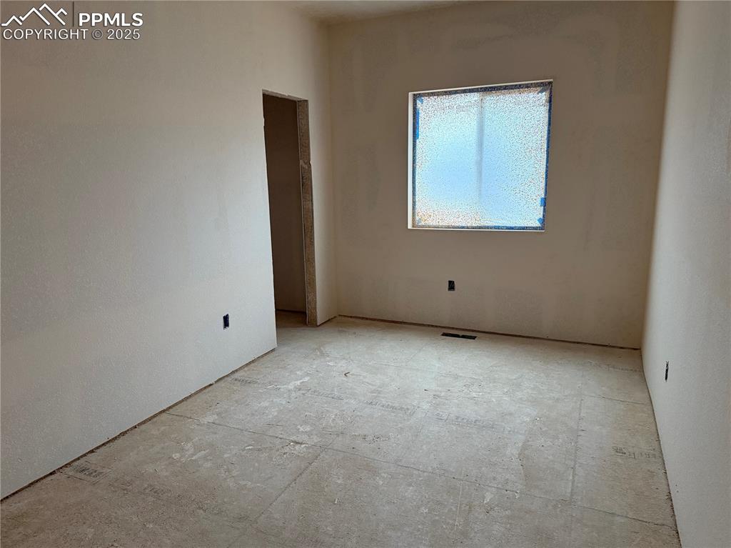 Image 22 of 23: Bedroom