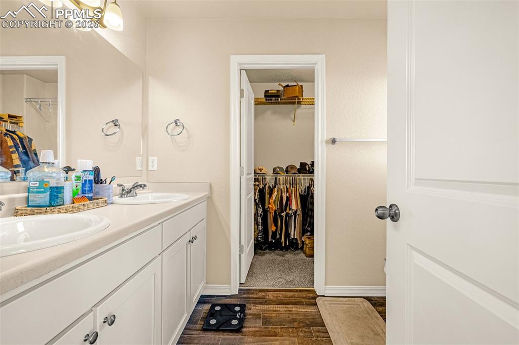 Image 18 of 37: Bathroom