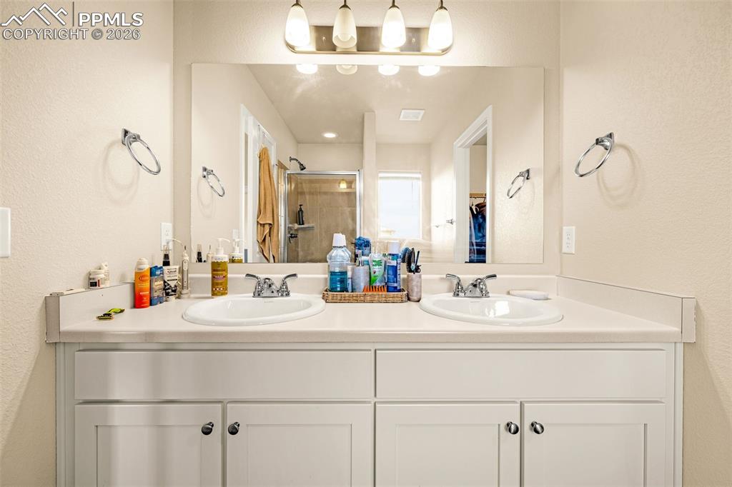 Image 19 of 37: Bathroom