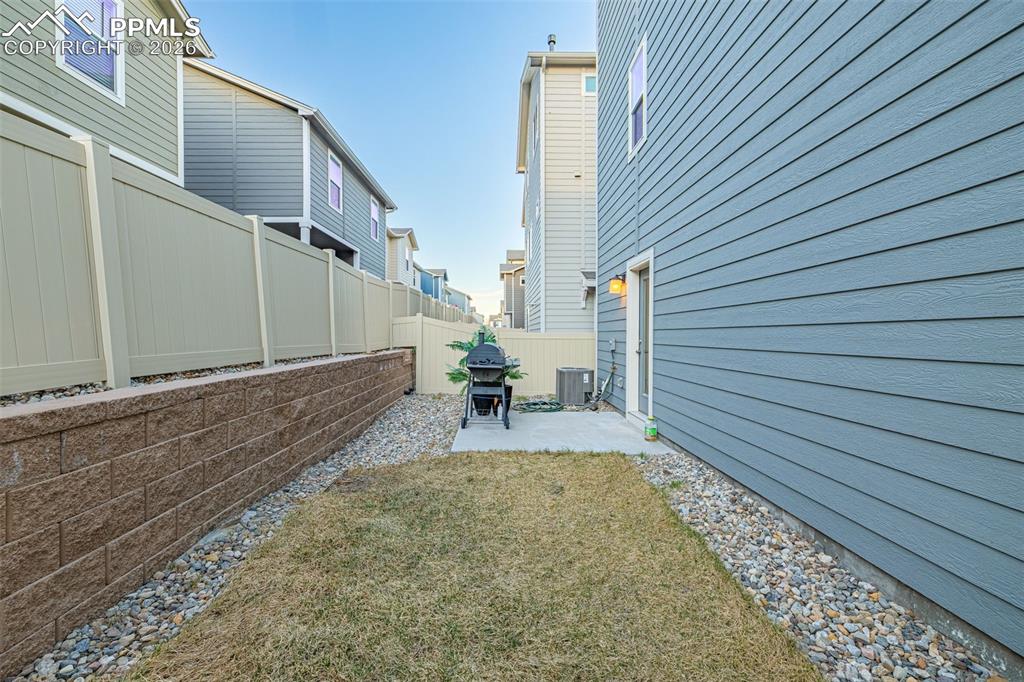 Image 32 of 37: Yard