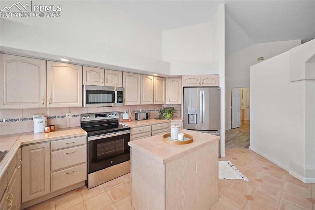 Image 22 of 48: Kitchen