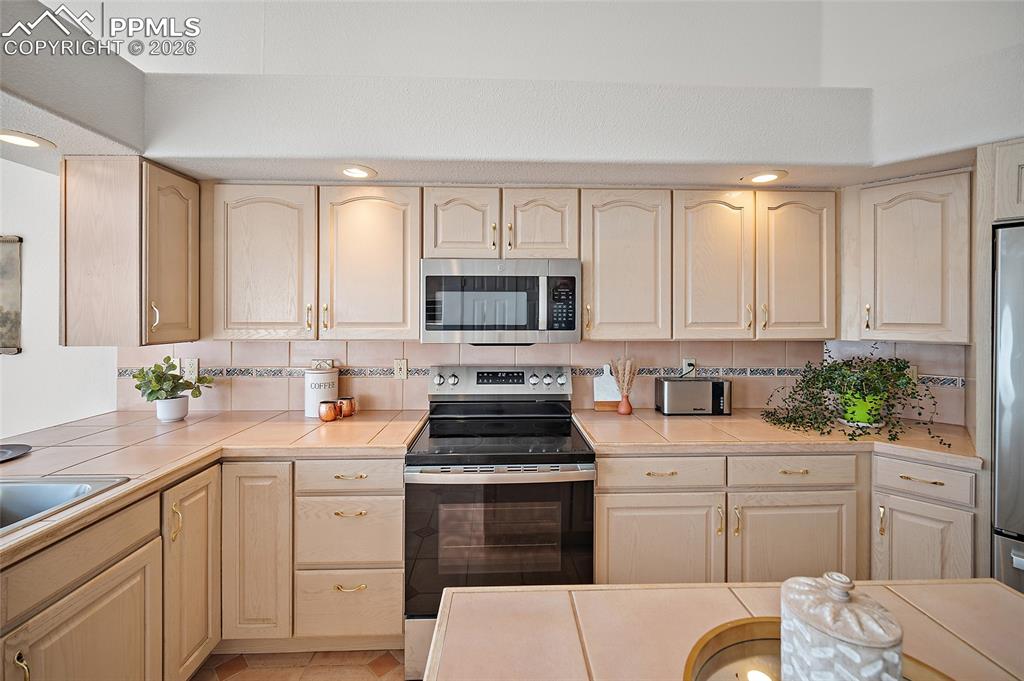 Image 23 of 48: Kitchen