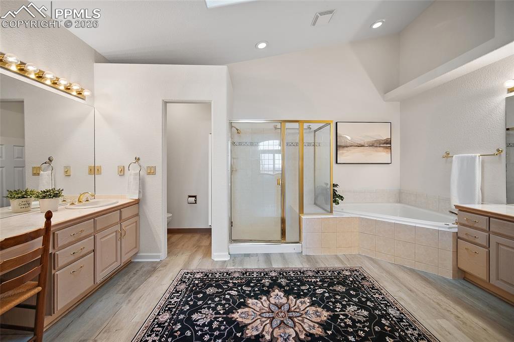 Image 30 of 48: Bathroom