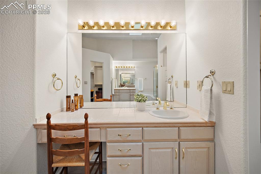 Image 32 of 48: Bathroom