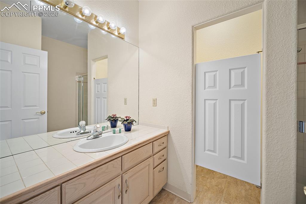 Image 42 of 48: Bathroom