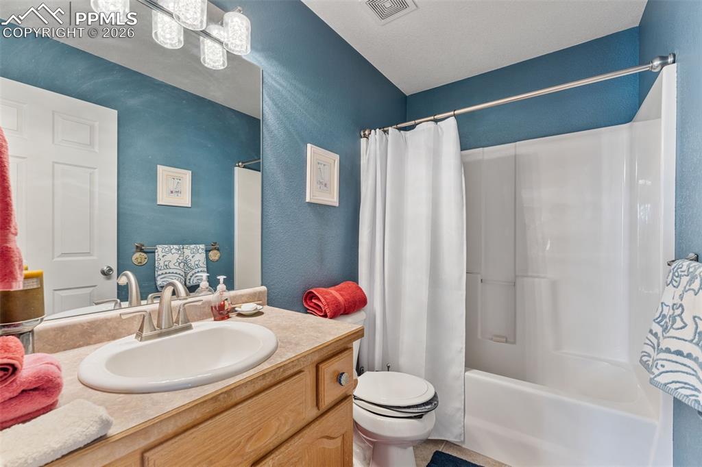 Image 12 of 36: Bathroom