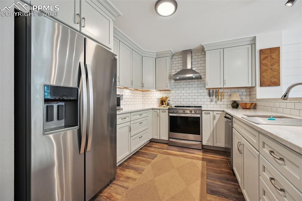 Image 12 of 38: Kitchen