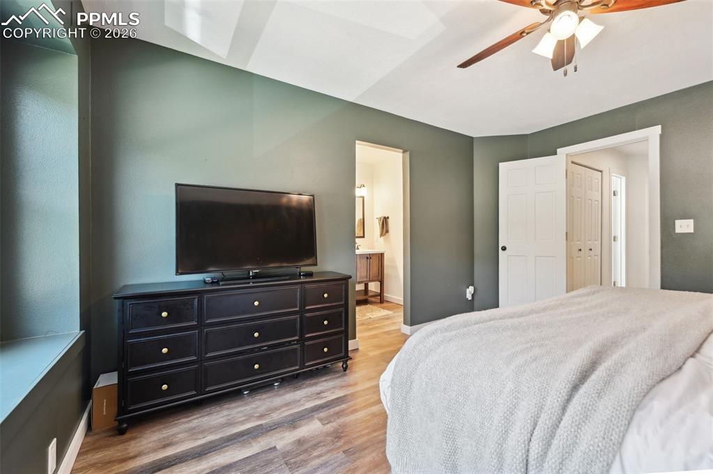 Image 15 of 38: Bedroom