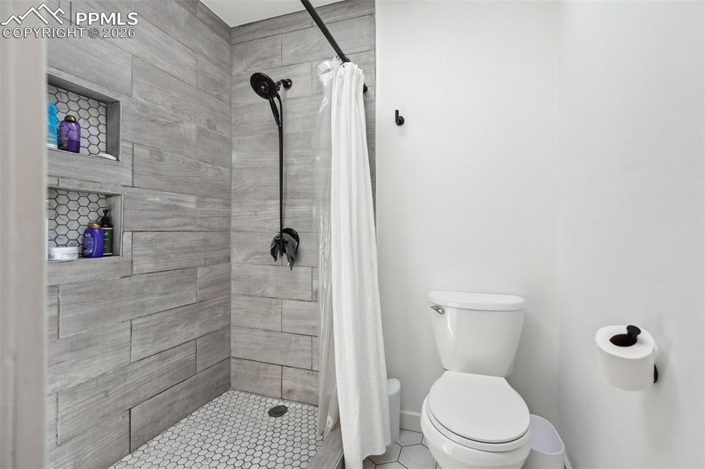 Image 17 of 38: Bathroom