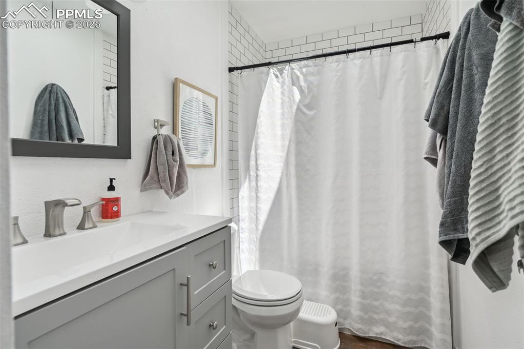 Image 20 of 38: Bathroom