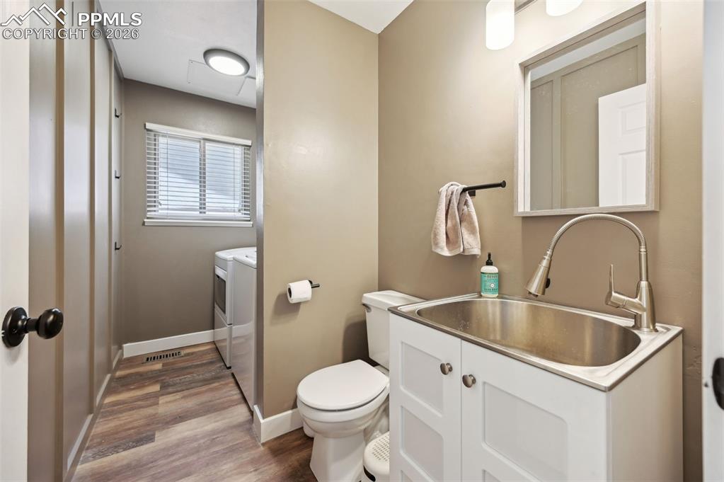 Image 27 of 38: Bathroom