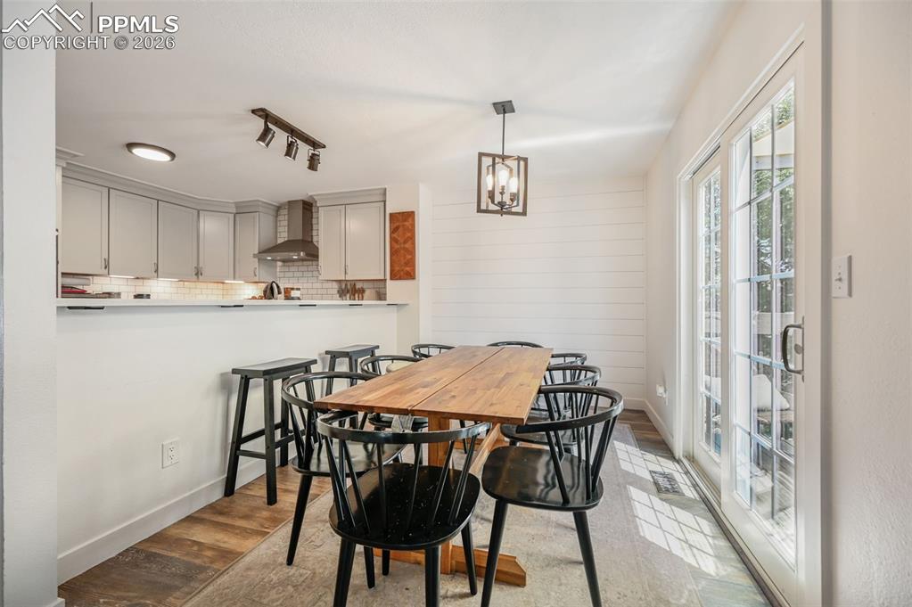 Image 9 of 38: Dining Area