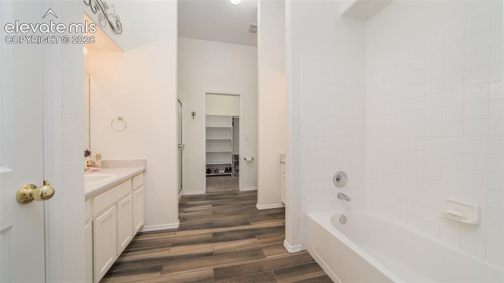 Image 16 of 32: Master bathroom