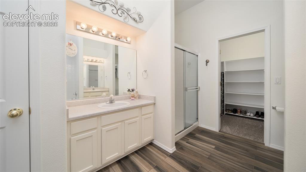 Image 18 of 32: Master bathroom