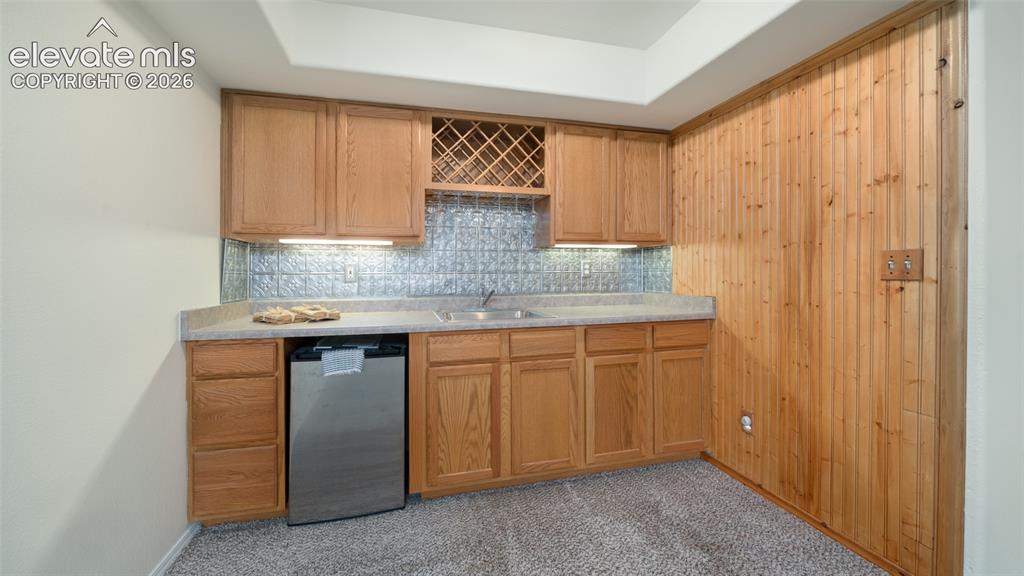 Image 23 of 32: Wet bar