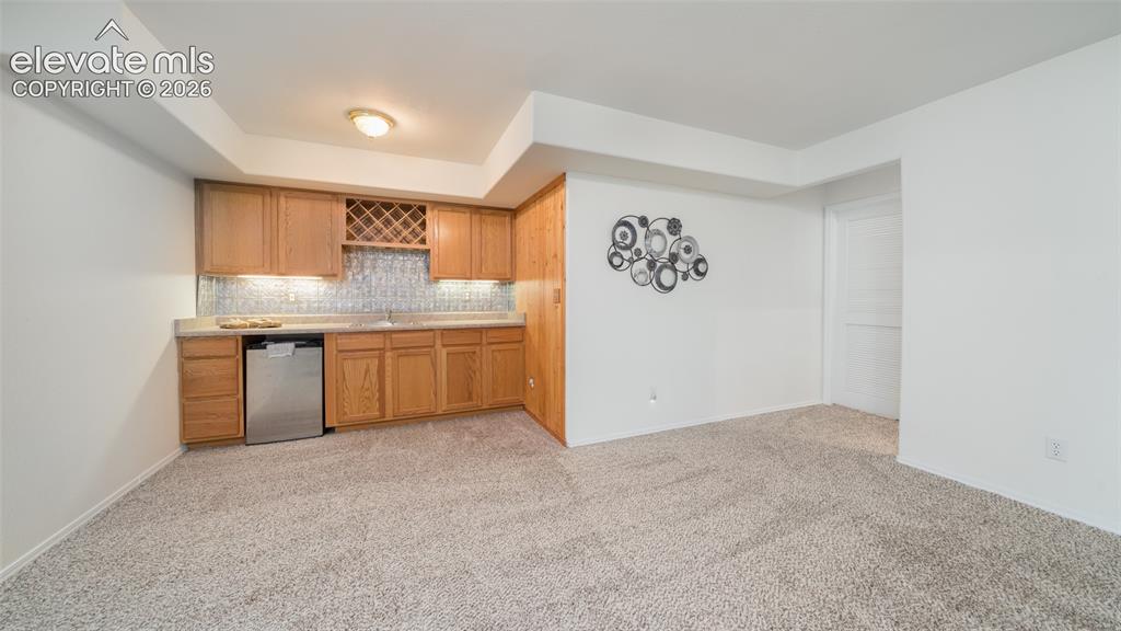 Image 26 of 32: Wet bar