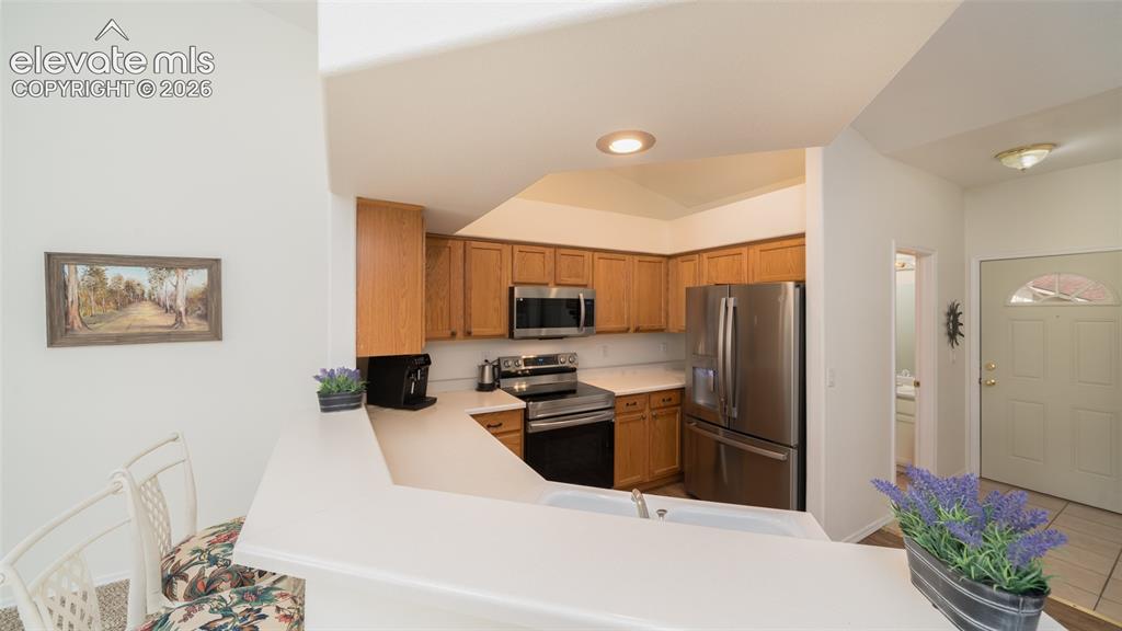 Image 8 of 32: Kitchen breakfast bar