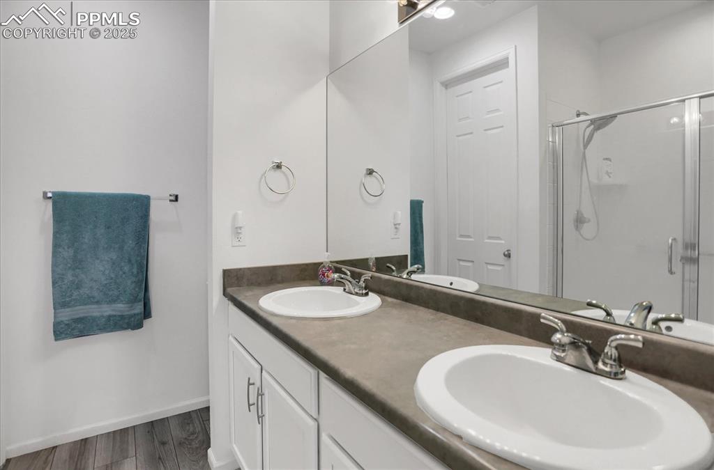 Image 14 of 23: Bathroom