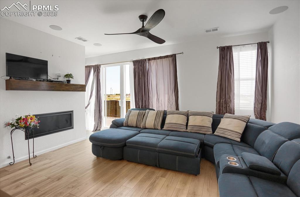 Image 4 of 23: Living Room