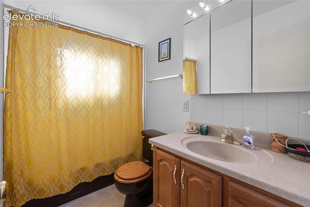 Image 10 of 36: Bathroom