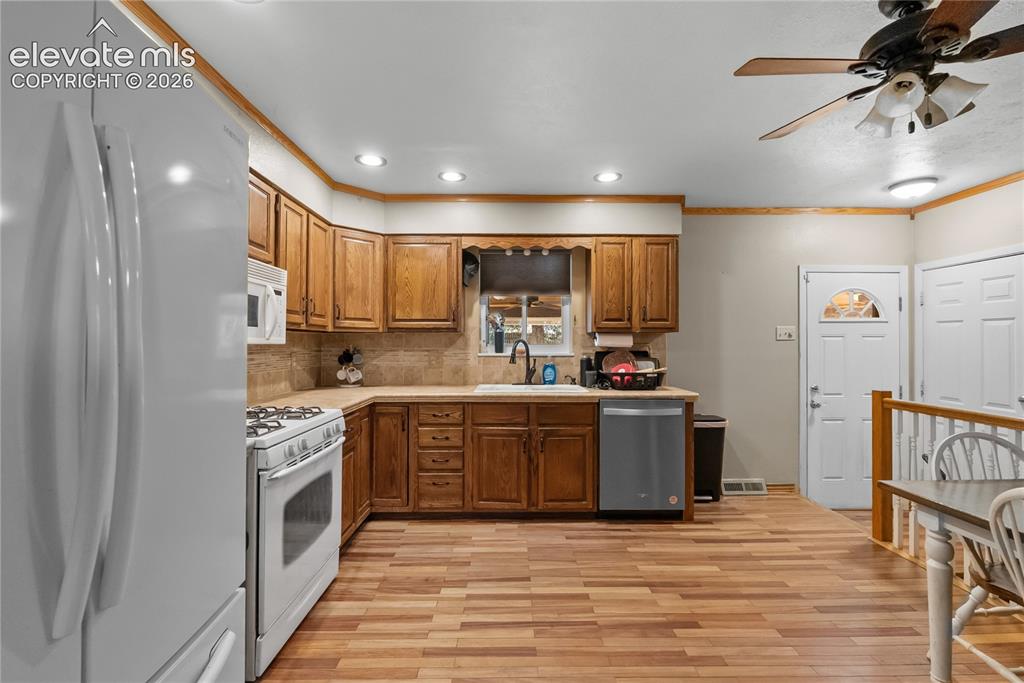 Image 14 of 36: Kitchen
