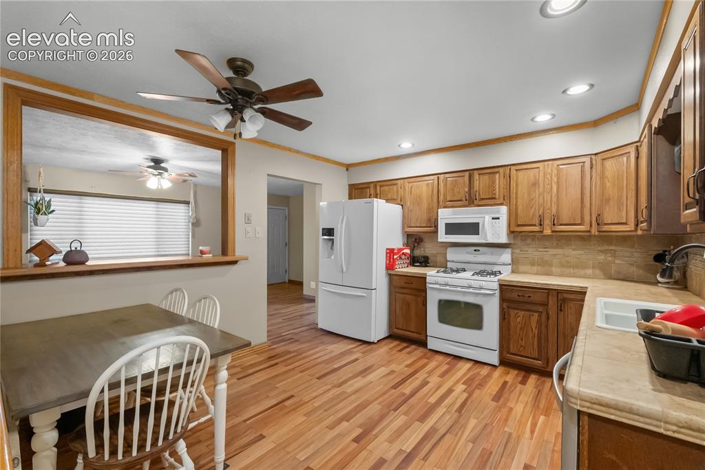 Image 15 of 36: Kitchen