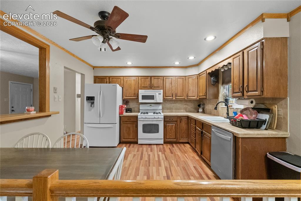 Image 16 of 36: Kitchen