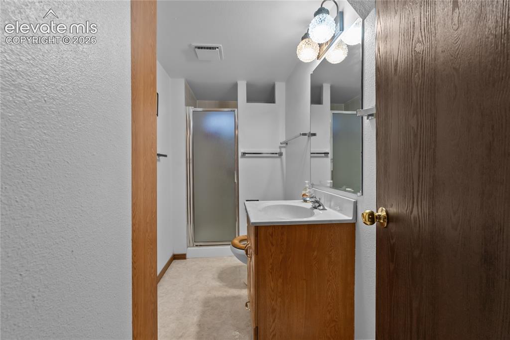 Image 23 of 36: Bathroom
