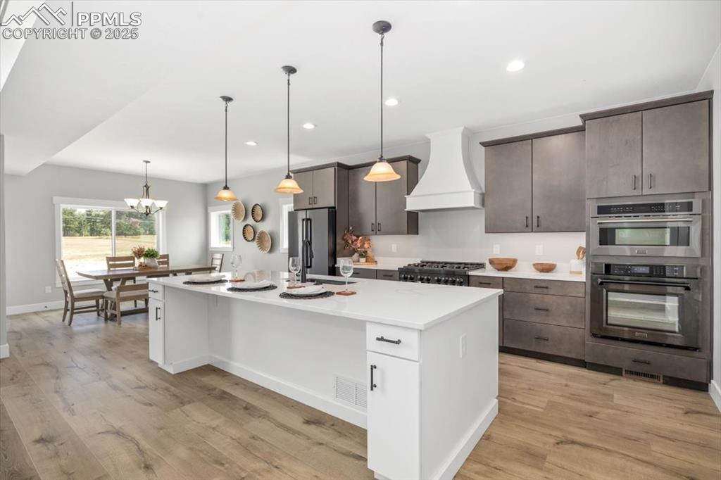 Image 10 of 49: Kitchen