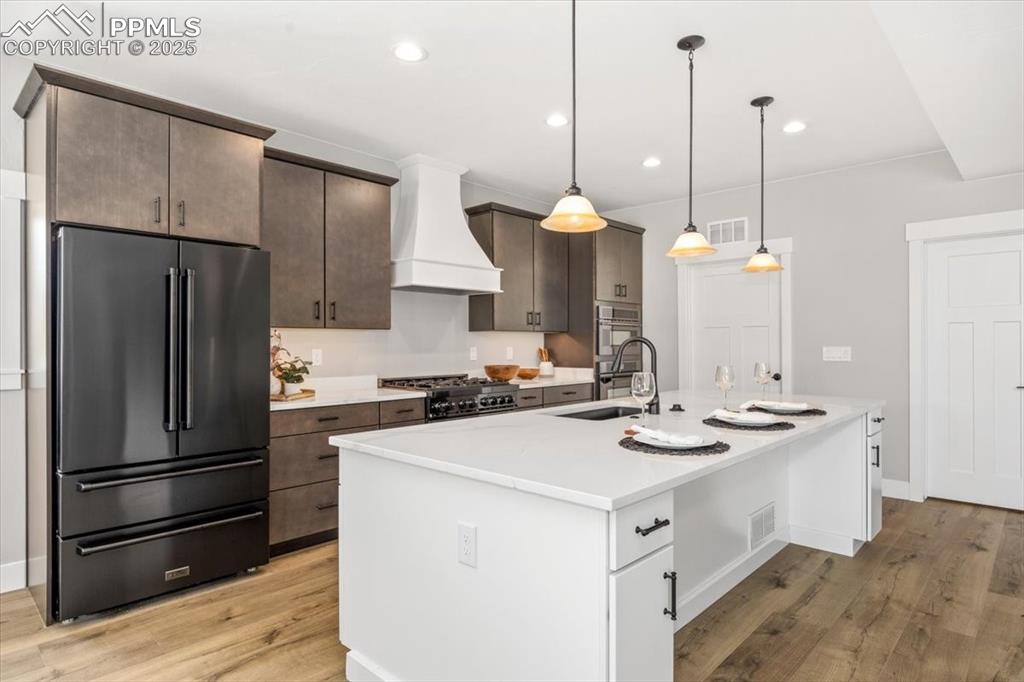 Image 15 of 49: Kitchen