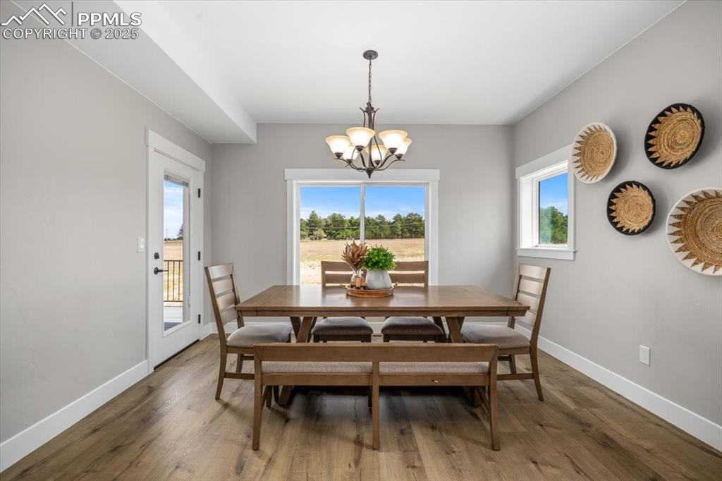 Image 16 of 49: Dining Area