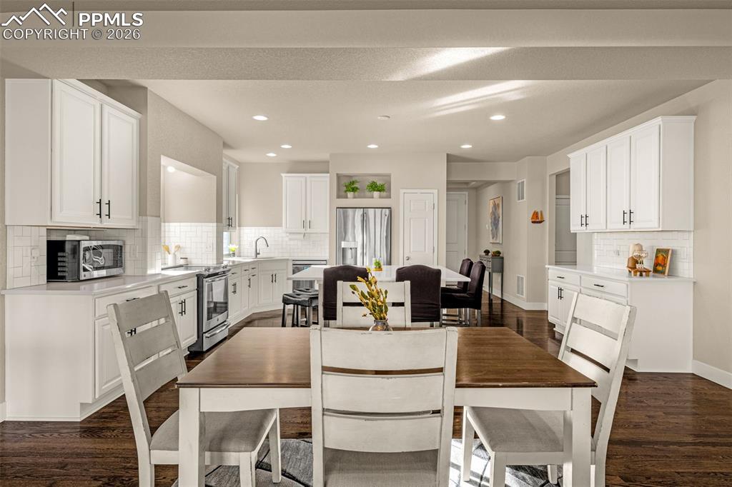 Image 11 of 49: Dining Area