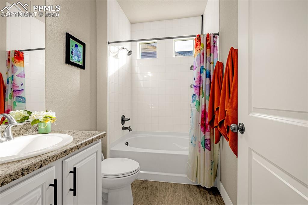 Image 26 of 49: Bathroom