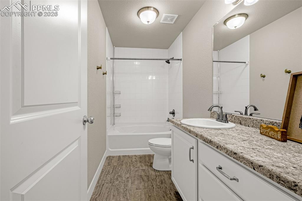 Image 31 of 49: Bathroom