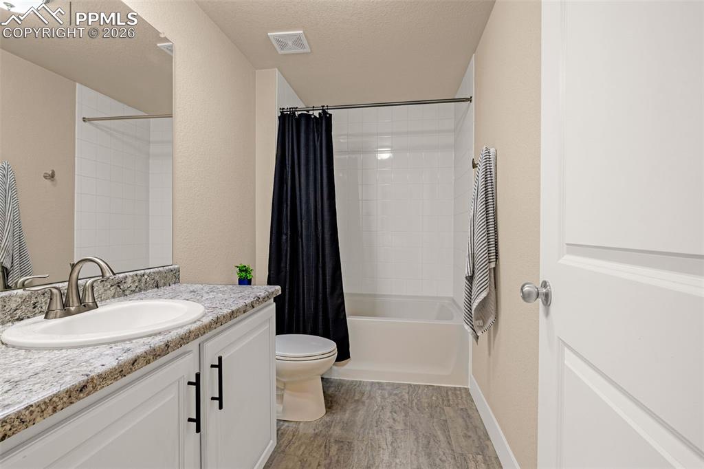 Image 38 of 49: Bathroom