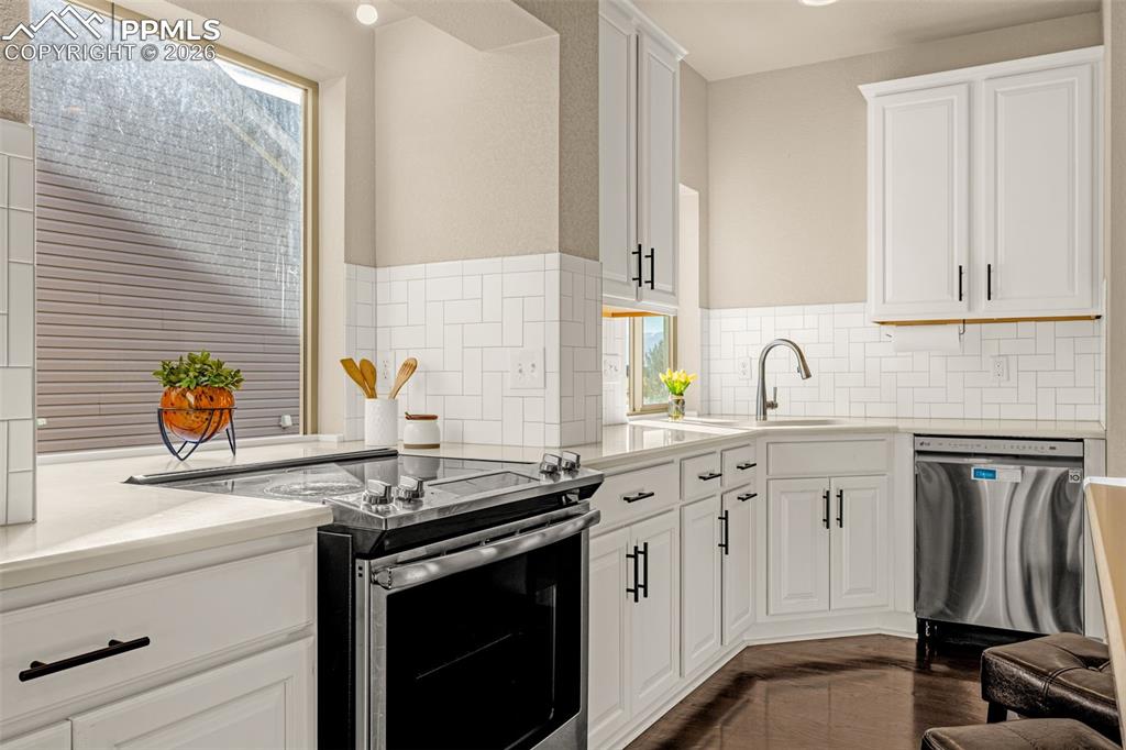 Image 6 of 49: Kitchen