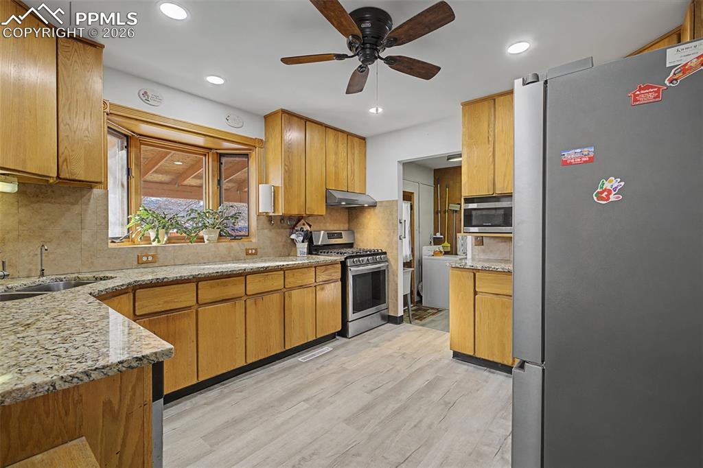 Image 17 of 31: Kitchen