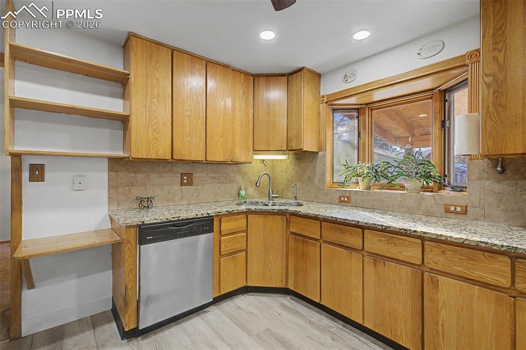 Image 19 of 31: Kitchen