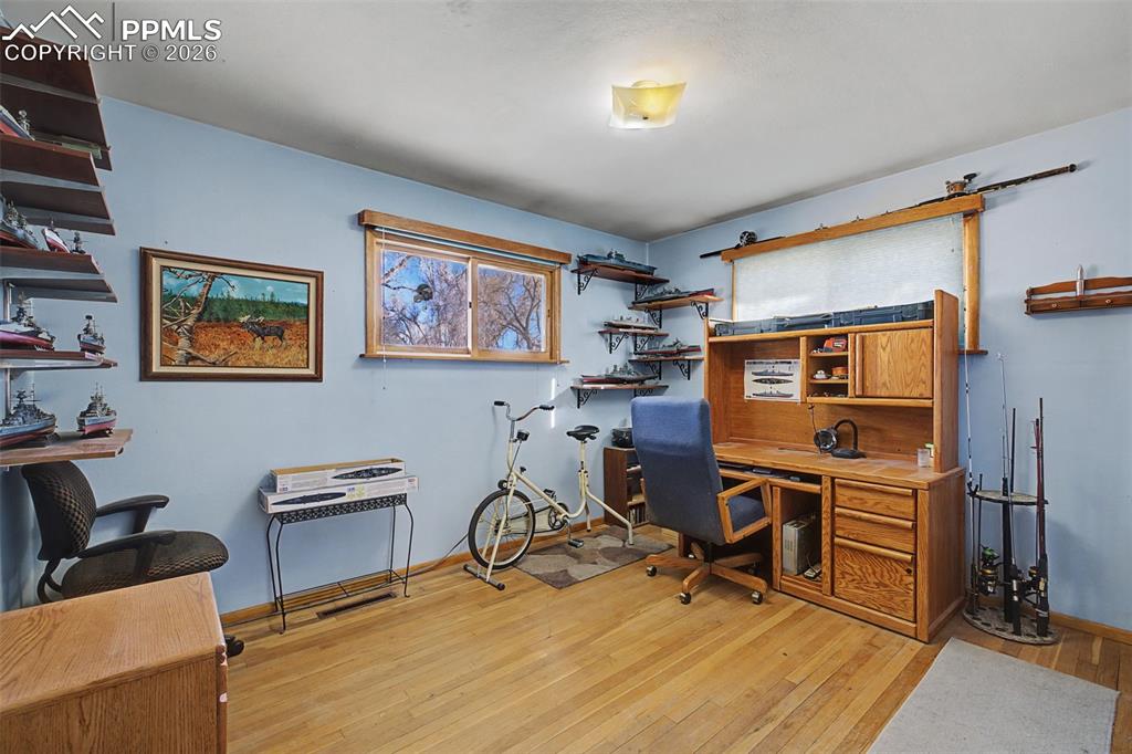 Image 28 of 31: Office