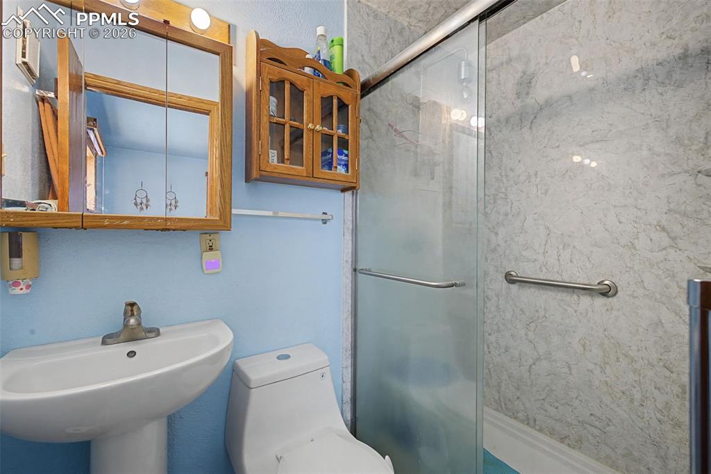 Image 29 of 31: Bathroom