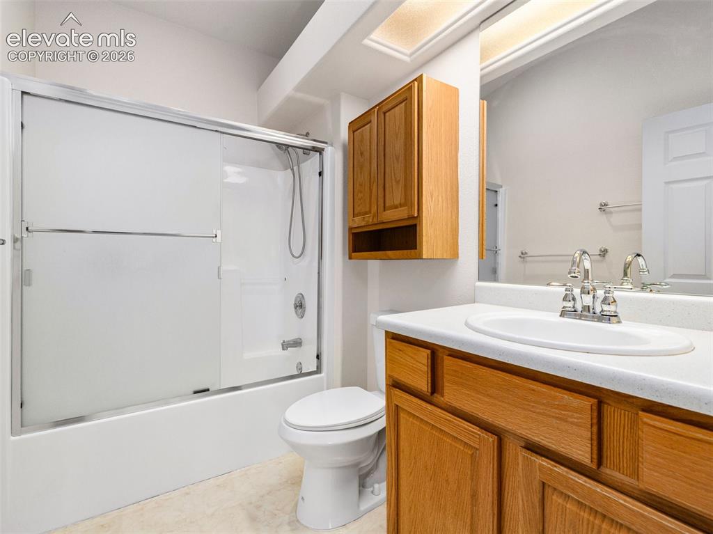 Image 17 of 33: Bathroom