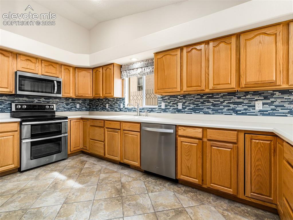 Image 7 of 33: Kitchen