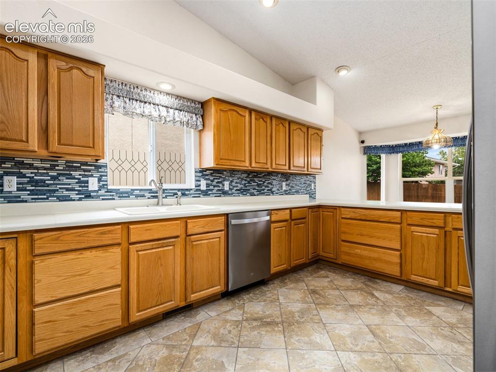 Image 9 of 33: Kitchen