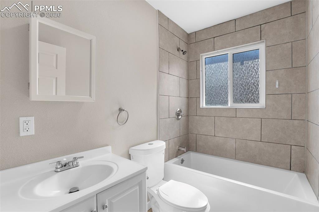 Image 10 of 30: Bathroom