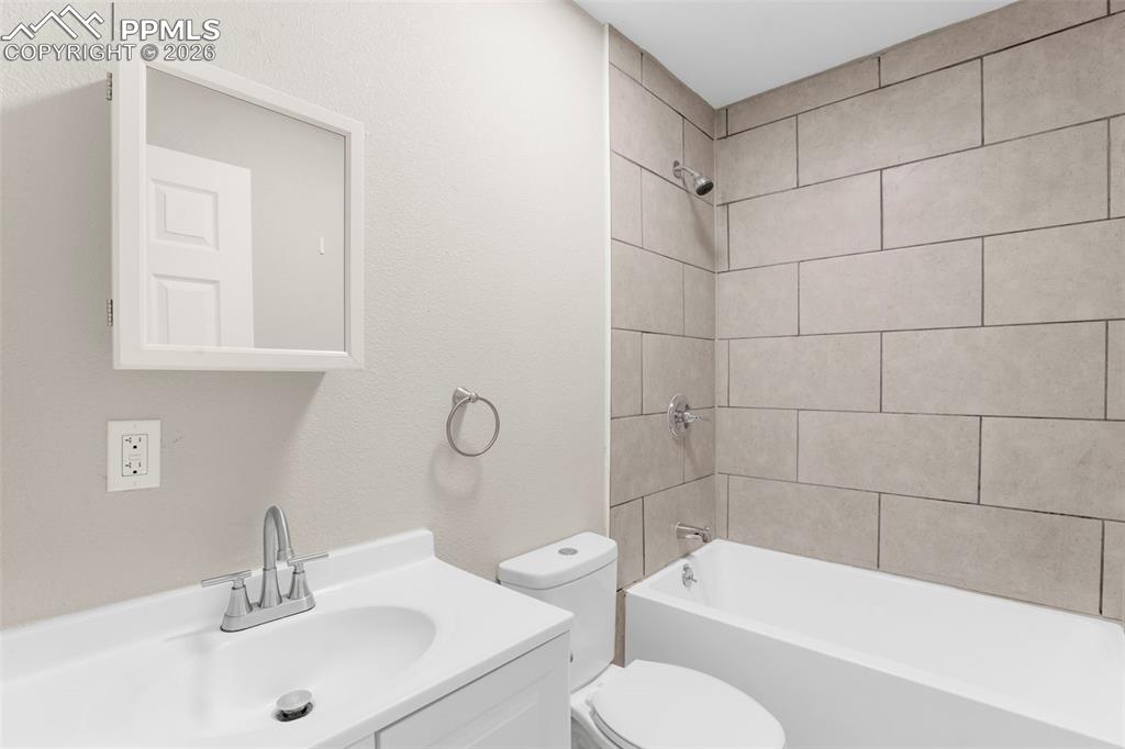 Image 13 of 30: Bathroom